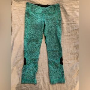 Lululemon green and black size 6 run tights